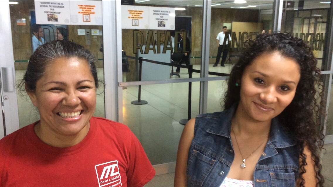 La madre de Gerardo Cruz, Ana Patricia Barquero (derecha) y la esposa del joven, Karol Zúñiga (izquierda), contaron que Gerardo ya abrió los ojos y se encuentra muy bien de salud. Hablaron con La Nación la noche de este miércoles luego de la visita en el hospital Calderón Guardia.