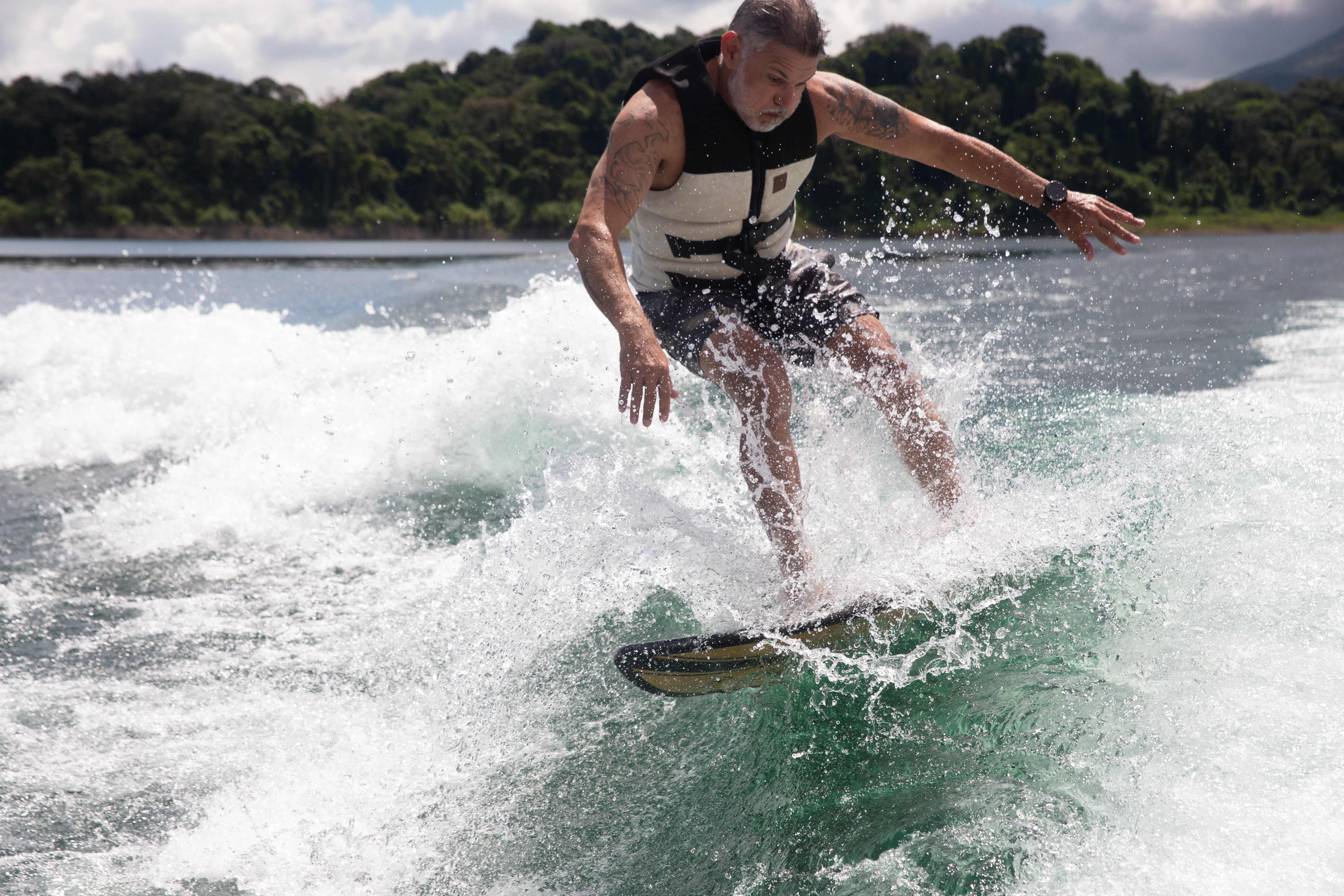 El wakesurfing es una de las más novedosas actividades acuáticas que se practican actualmente en el lago Arenal, el lago artificial más grande de Costa Rica.