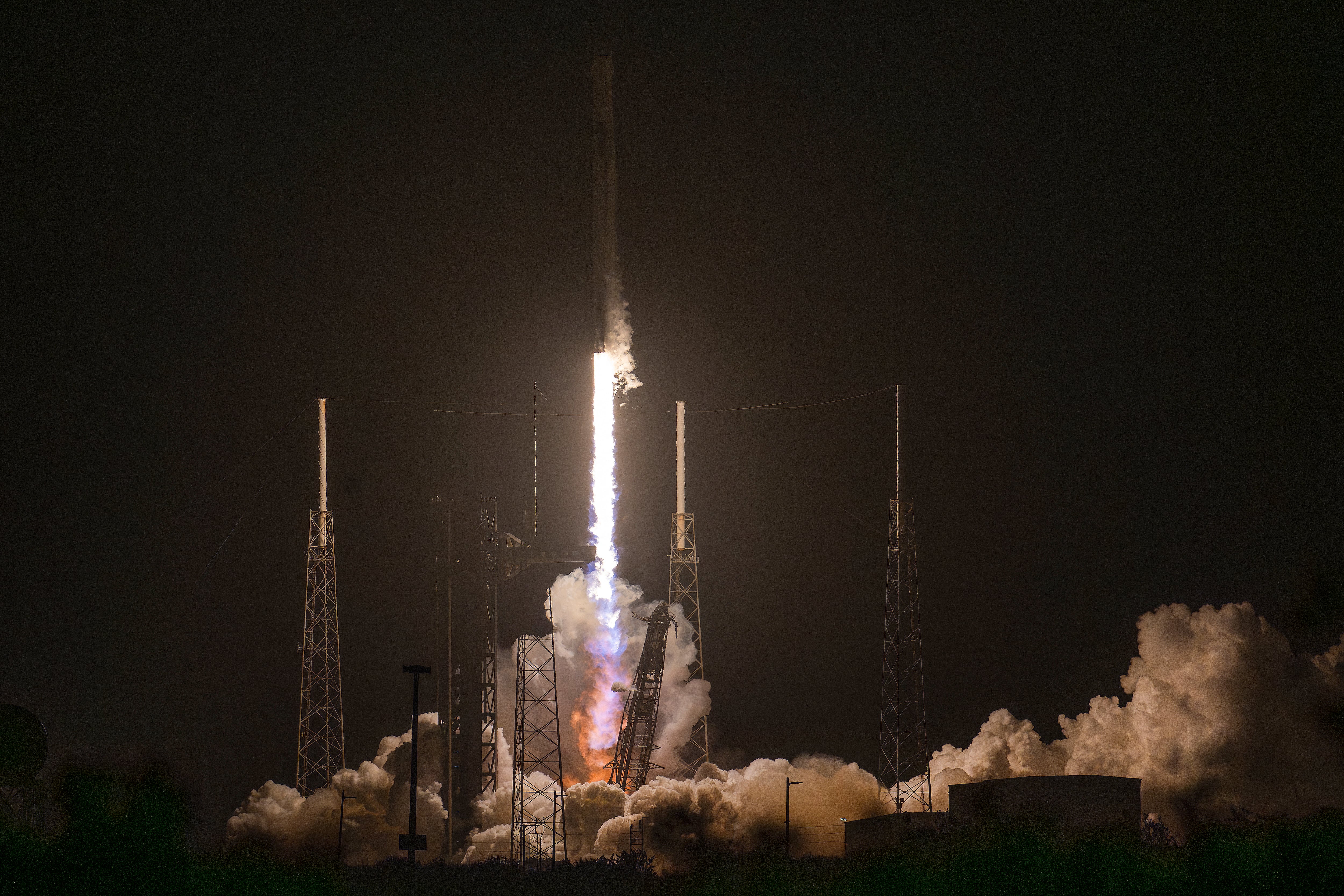 Un cohete Falcon 9 de SpaceX, con la nave espacial Dragon de la compañía en su parte superior, despega desde el Complejo de Lanzamiento Espacial 40 para la misión Crew-12 en la Estación Espacial de Cabo Cañaveral, Florida, este 13 de febrero.