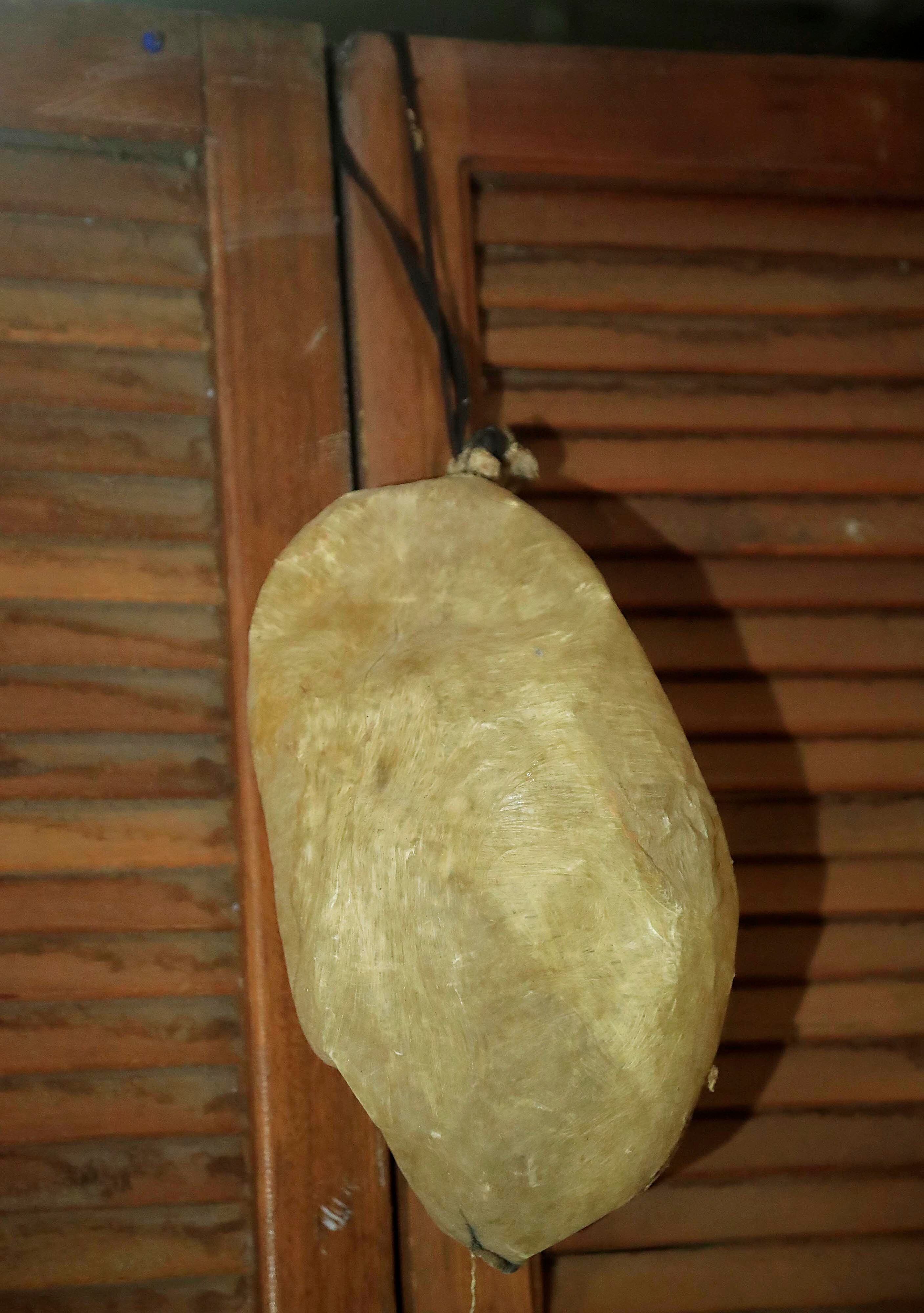 18/10/2023 Santo Domingo de Heredia. Mascarero Danis Lara, conocido como Danny Lara. El taller en donde están y las herramientas que utiliza y algunas de las máscaras que ha hecho, entre las que destacan los tradicionales diablos y brujas, así como también personajes de su inspiración como Bob Marley, Mafalda y Salvador Dalí.