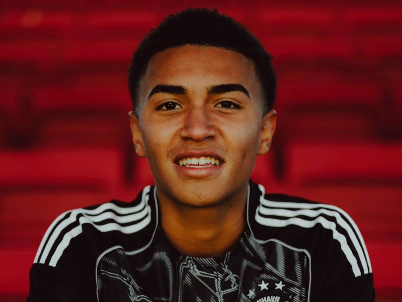 Kenay Myrie hizo una sesión de fotos con la camisa del Copenhague de Dinamarca.