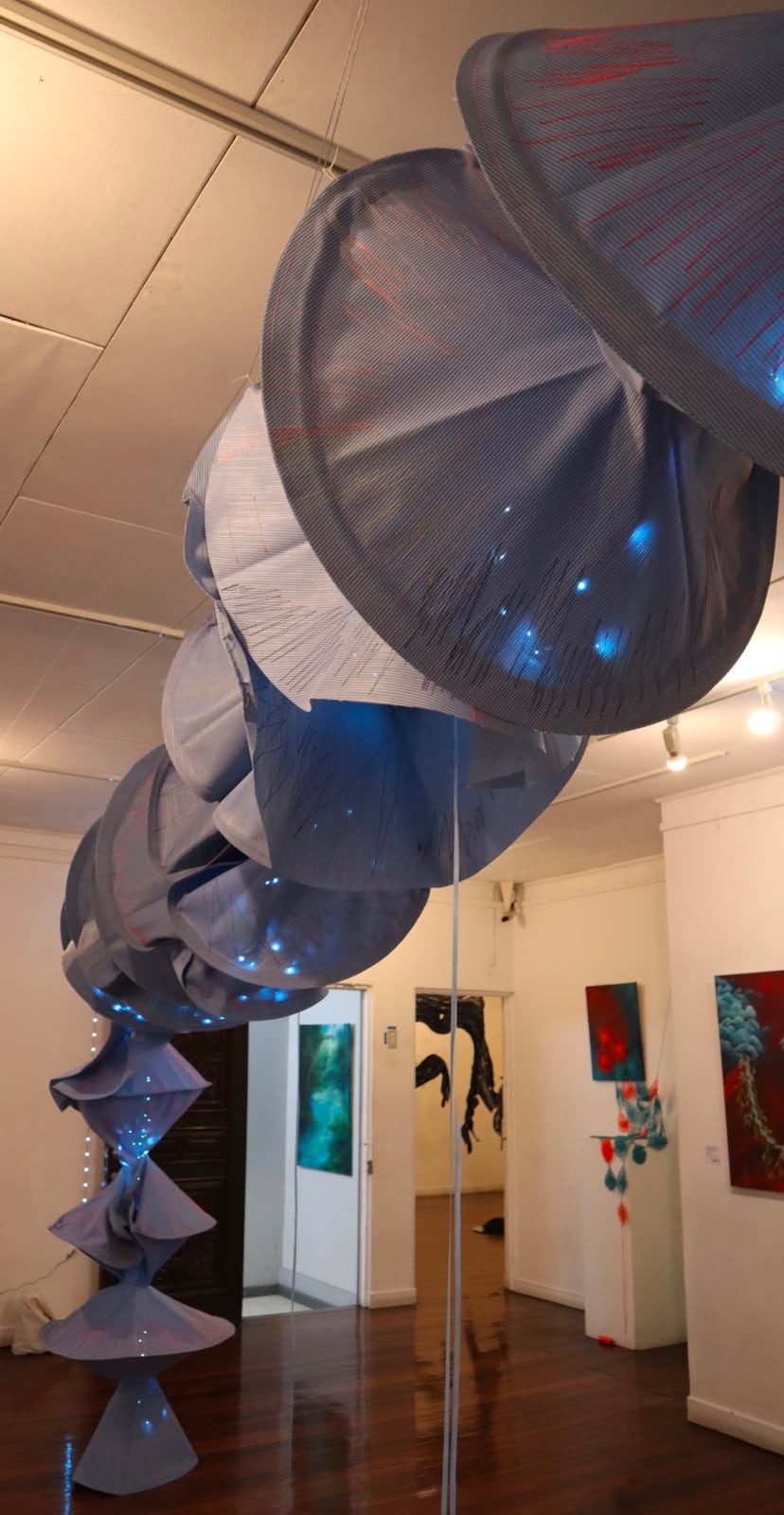 Rocío Ajún exhibe sus elaboradas instalaciones textiles.