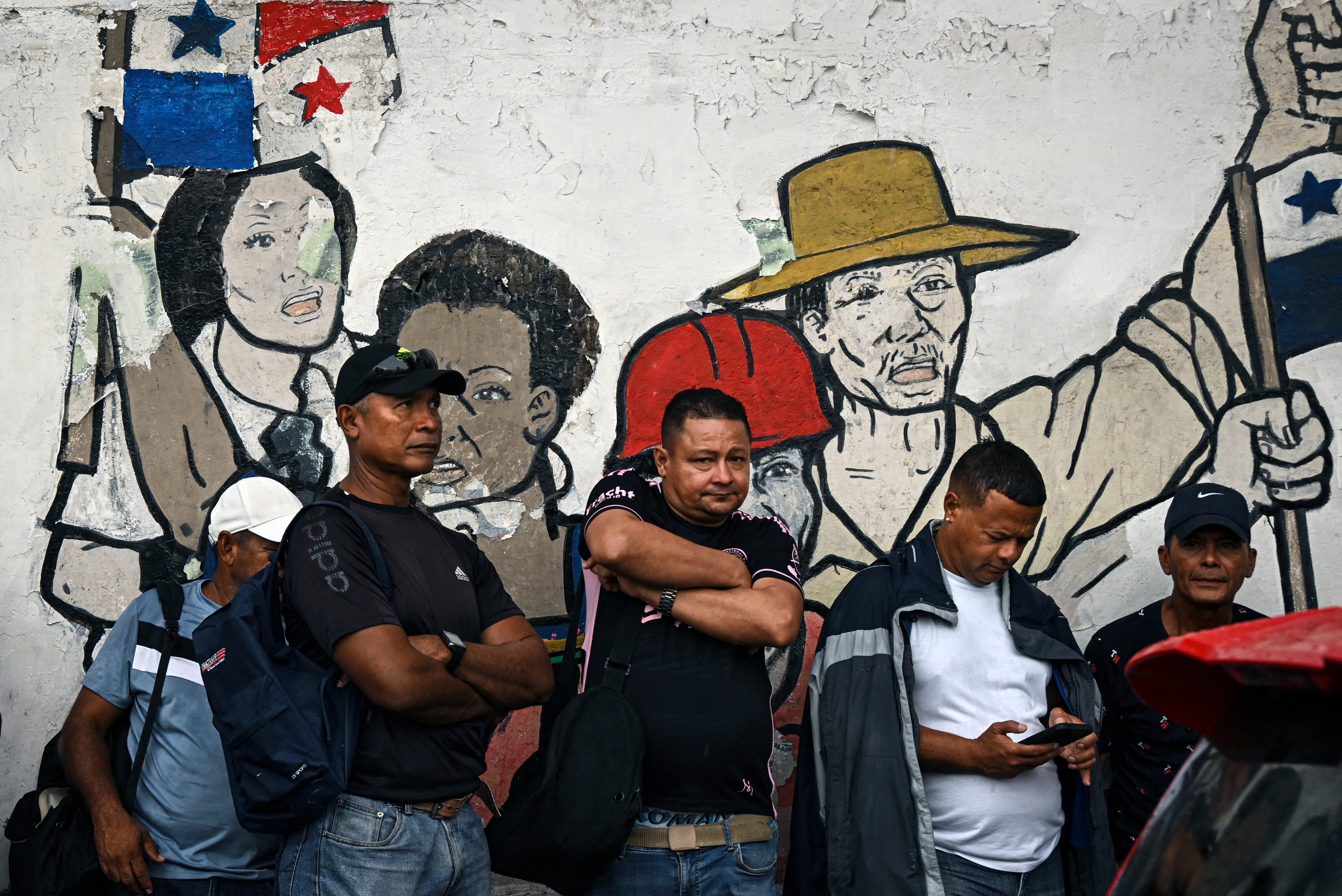 y otros líderes sindicales de Chiquita Brands dialogan con diputados panameños en la Asamblea Nacional, en el contexto de una huelga en Bocas del Toro por reformas a las jubilaciones.