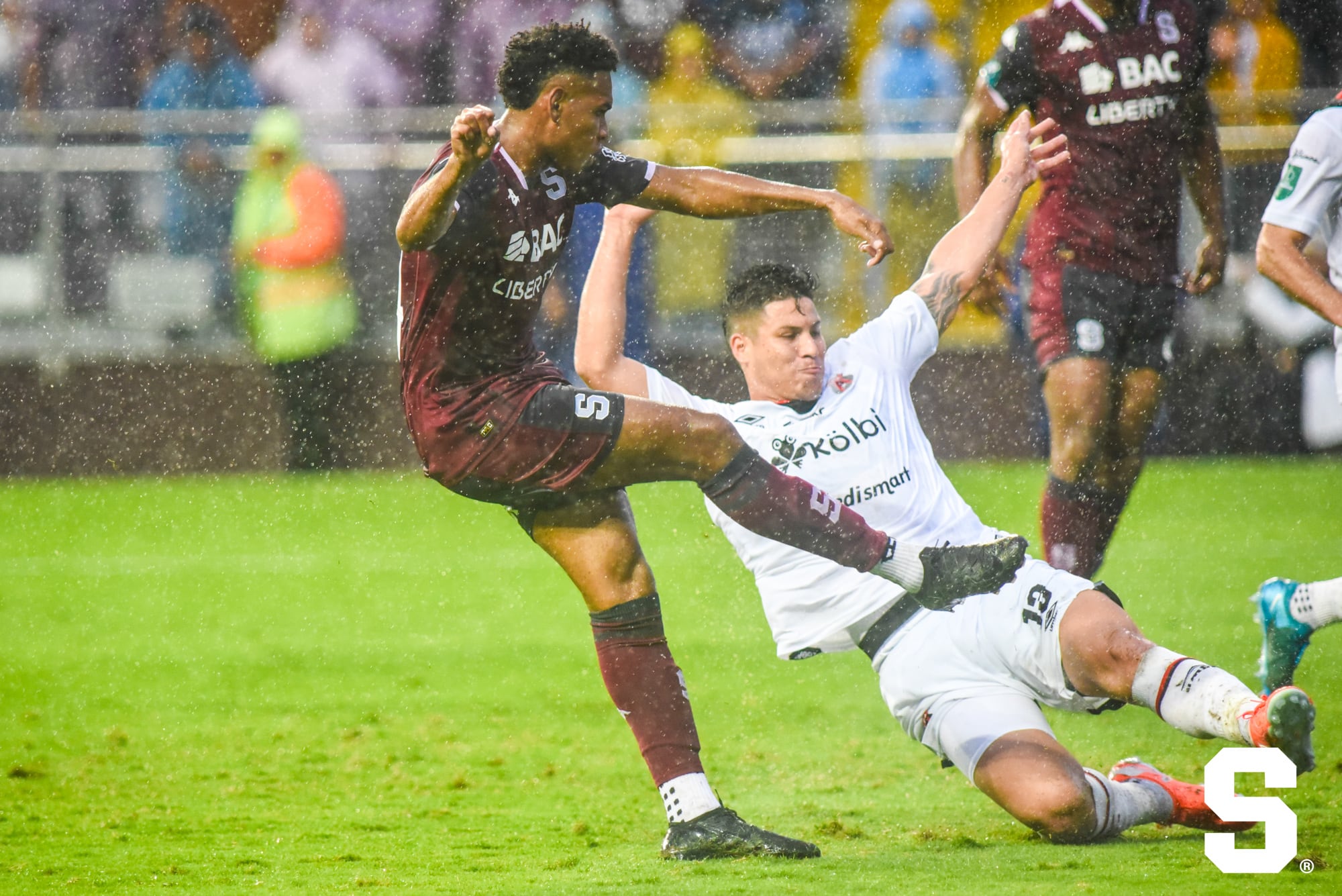 Orlando Sinclair marca el gol del empate en la final de ida.