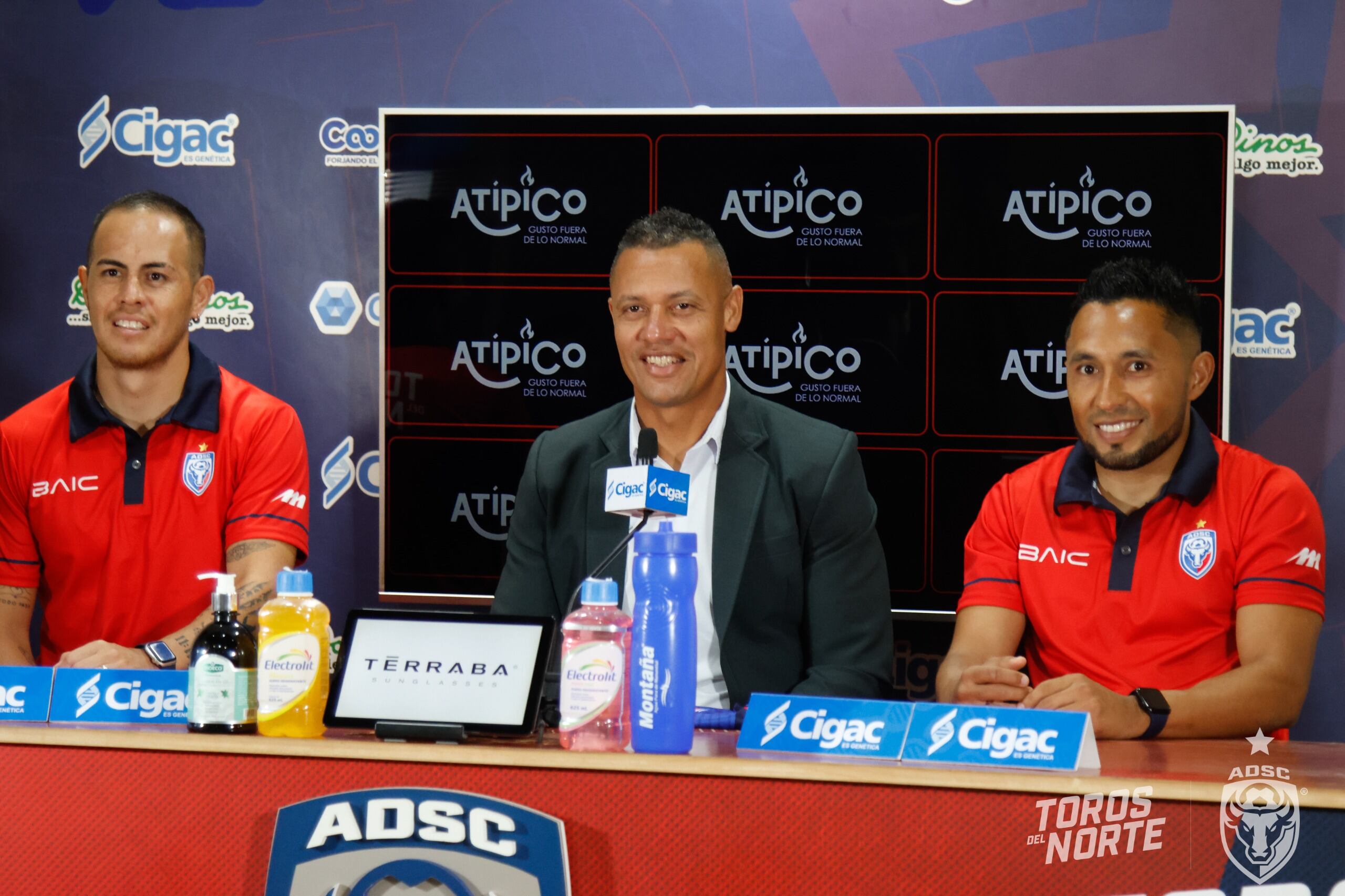 Raúl y Vidal y Allen Guevara son parte de los nuevos futbolistas de San Carlos.