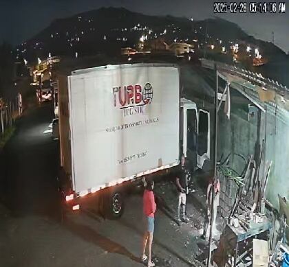 Una madrugada de aproximadamente 15 grados de temperatura fue lo que soportó la bebé abandonada en una bolsa de basura y debajo de un camión en Mercedes Norte de Heredia. Foto: Captura de video