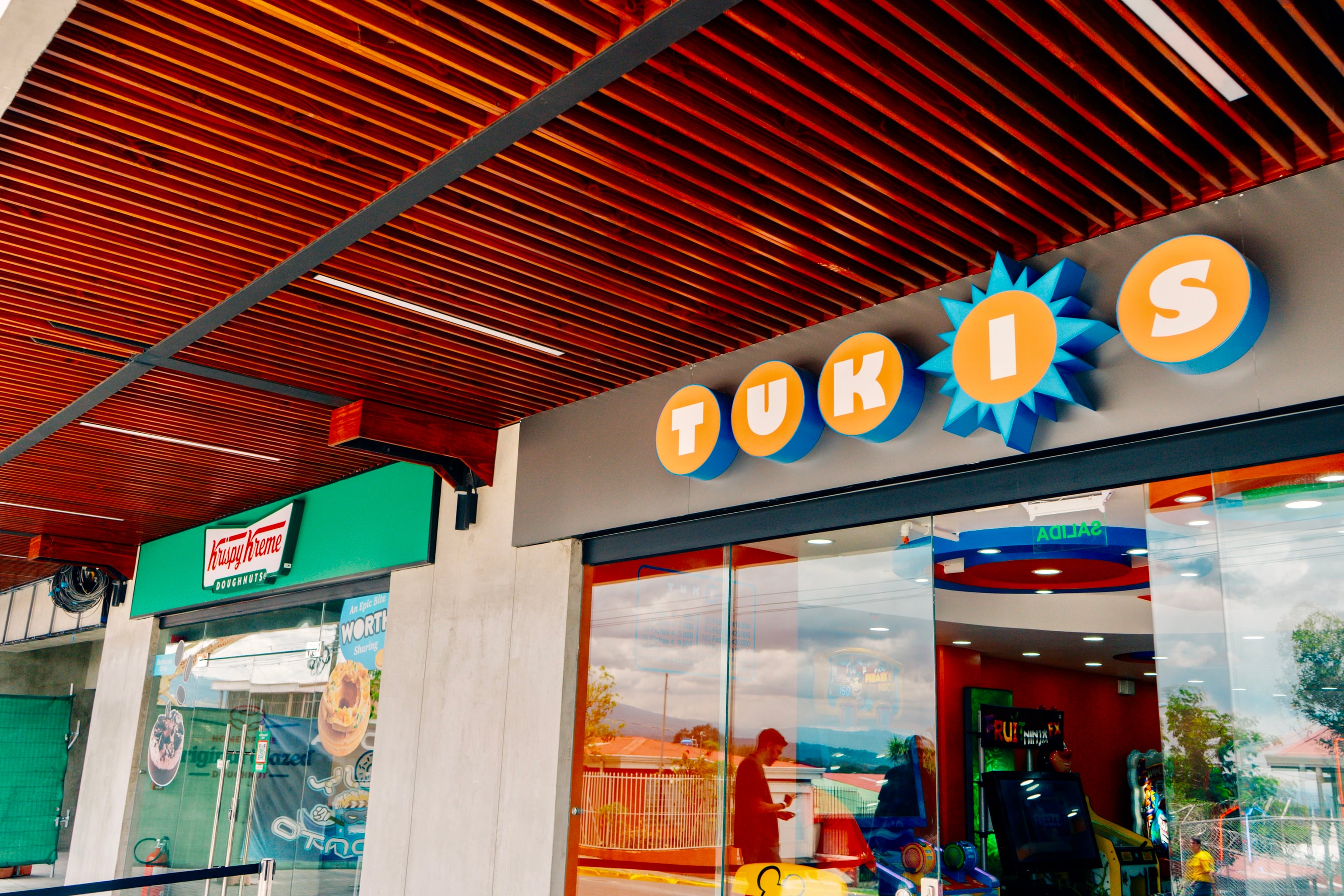 Tukis es la nueva tienda del estadio Eladio Rosabal Cordero.