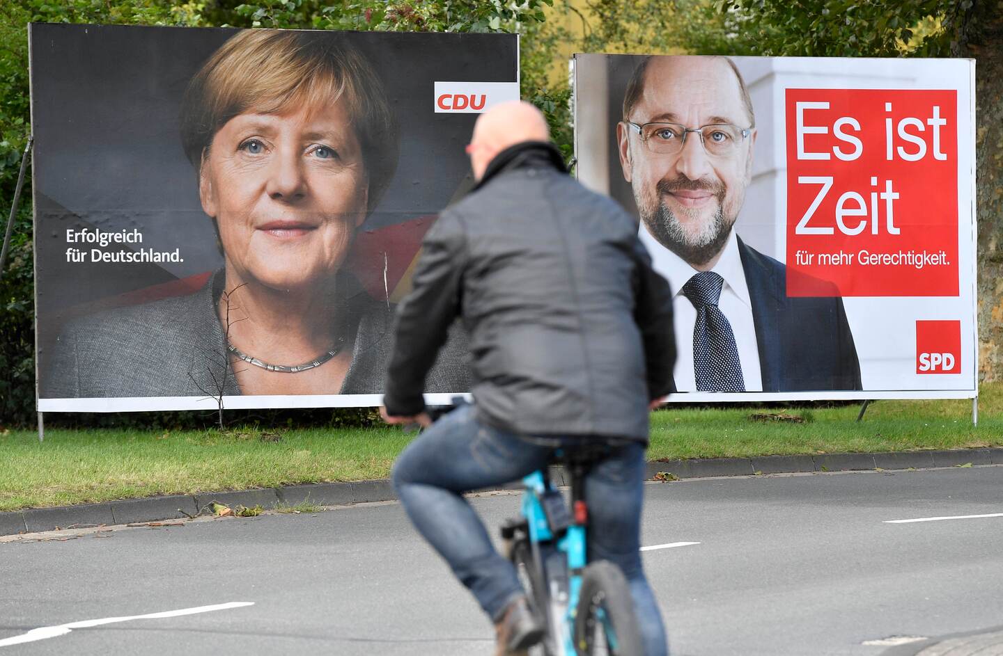 Afiches de la canciller alemana Ángela Merkel y su contrincante sociademócrata Martin Schulz, se observan en una calle en Essen, Alemania.