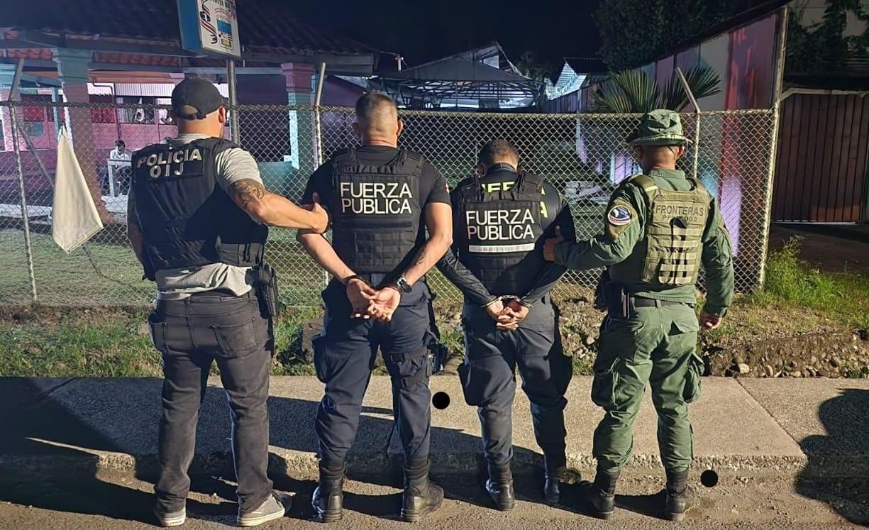Los oficiales fueron detenidos en el puente binacional de Sixaola, en la frontera entre Costa Rica y Panamá.