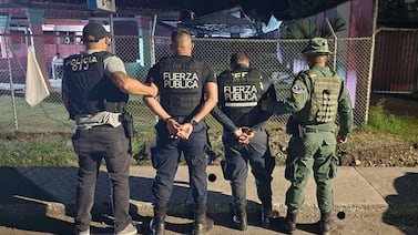 Dos oficiales de Fuerza Pública detenidos por cobrar ¢20.000 a turistas en Sixaola