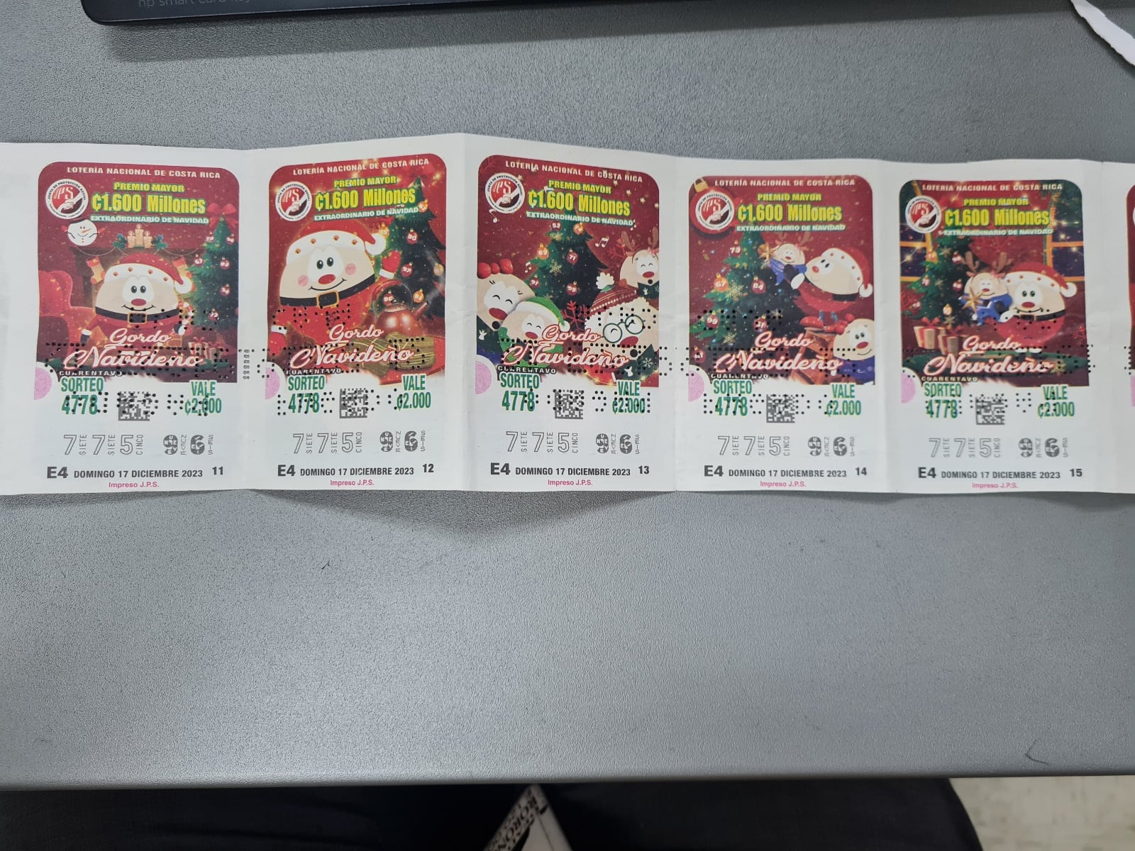 Una vecina de San José cambió 5 fracciones del premio mayor este martes. Foto: JPS para LN.