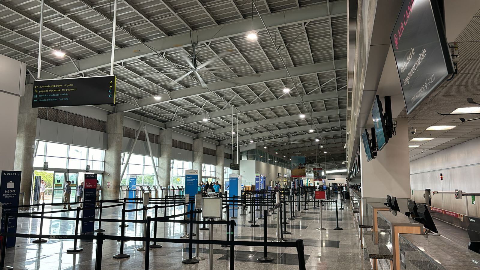 Pasajeros de 36 vuelos, entrantes y salientes, se verán afectados por la suspensión de operaciones en el aeropuerto Daniel Oduber, de Liberia. Así lucía el área de ingreso a la terminal este 15 de noviembre. Fotografía: Cortesía Guanacaste Aeropuerto.