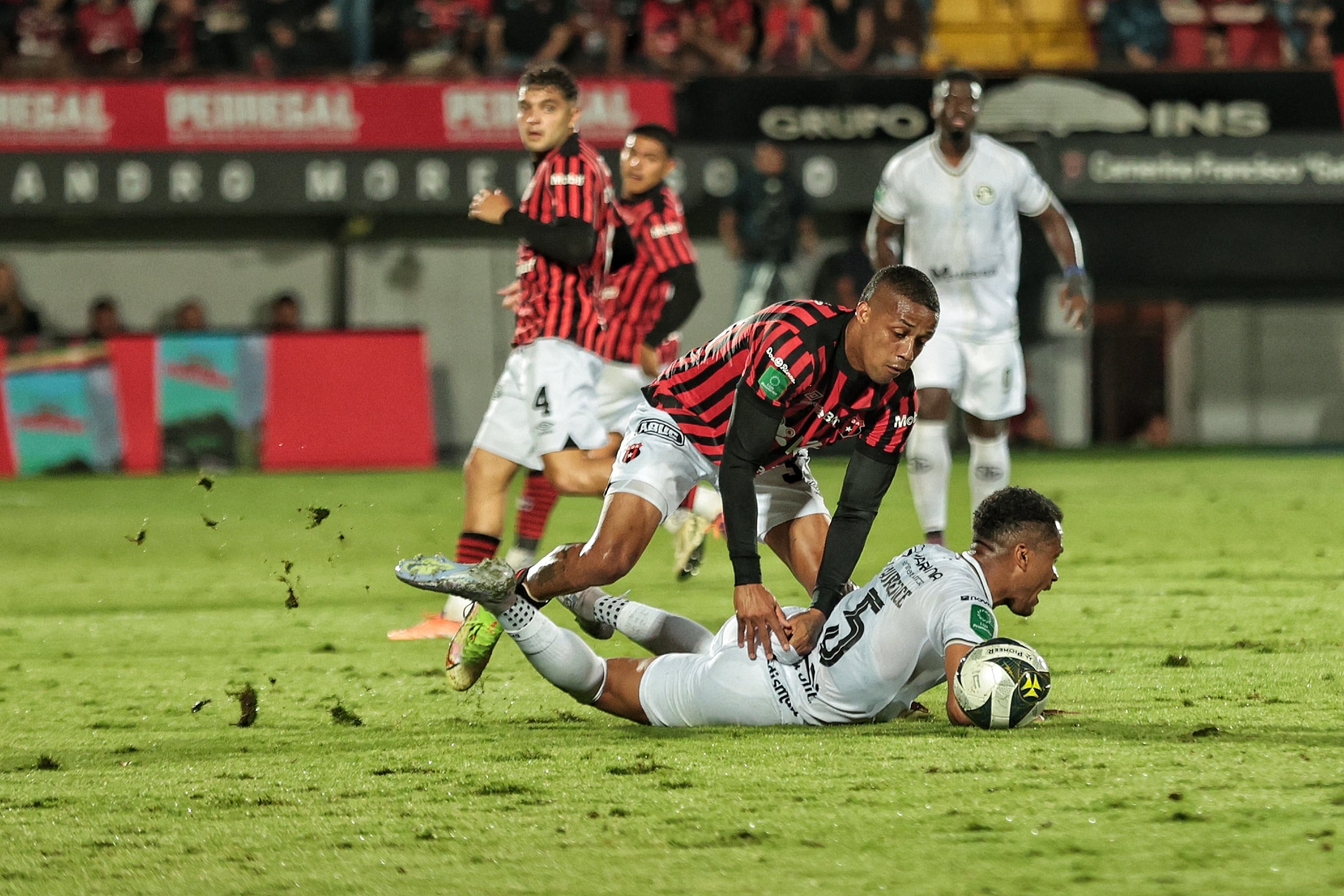 15/02/2025/ Juego entre Liga Deportiva Alajuelense vs Sporting FC en el estadio Alejandro Morera Soto / foto John Durán