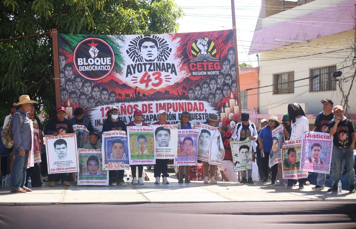 Manifestantes participan en una manifestación para conmemorar el 12.º aniversario de la desaparición de los 43 estudiantes de Ayotzinapa, en Iguala, estado de Guerrero, México.