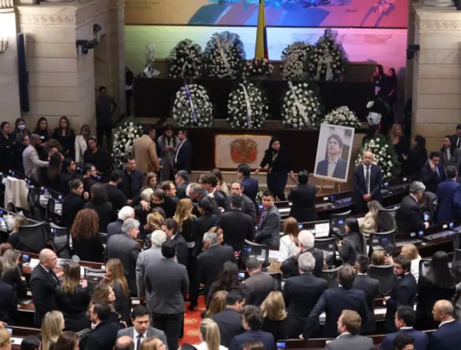 Las imágenes de la cámara ardiente de Miguel Uribe Turbay.