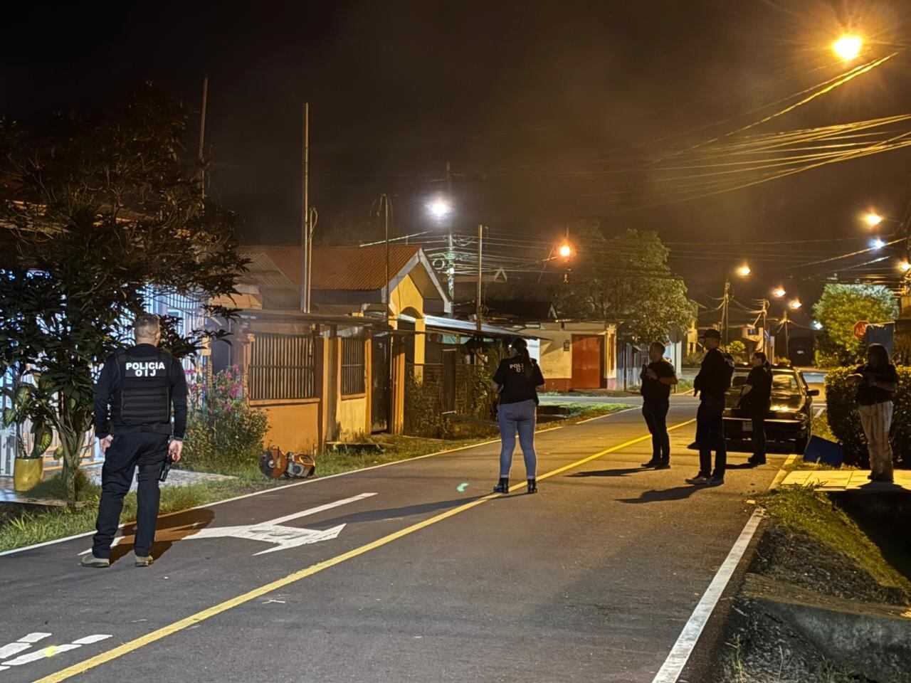 Agentes del OIJ de Batán y la Fiscalía allanaron cuatro sitios como parte de la investigación por el intento de homicidio de un oficial de la Fuerza Pública.