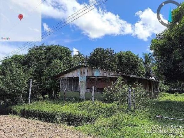 Terreno con estructura deteriorada. Se vende como lote. No tiene servicios ni construcción útil. Precio con descuento: ¢4,9 millones.