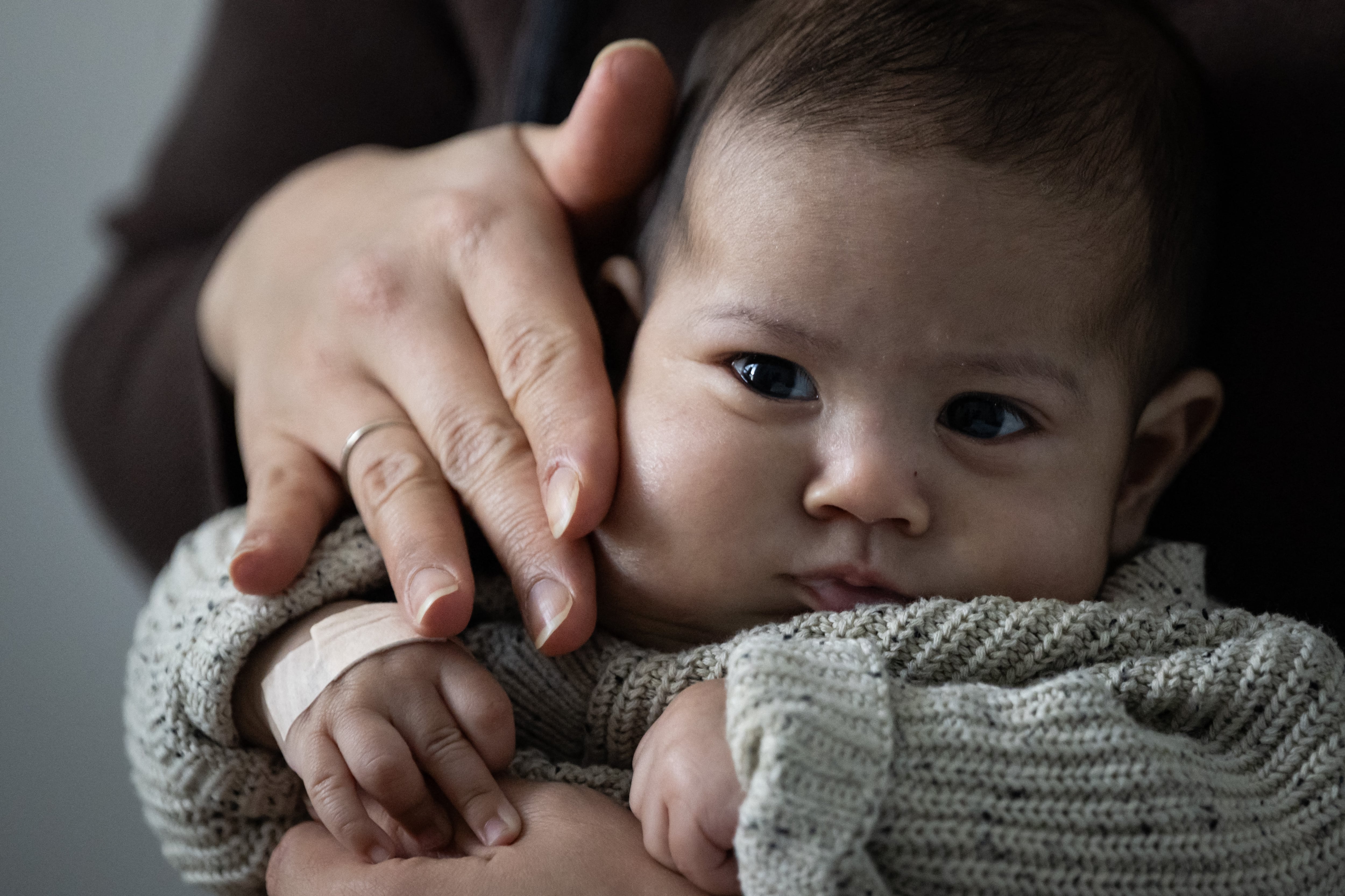 Issa, quien padecía un raro tumor vascular y corría riesgo de morir, fue tratado en el útero, un procedimiento inédito para esta afección.(Photo by SEBASTIEN BOZON / AFP) / RESTRICTED TO EDITORIAL USE