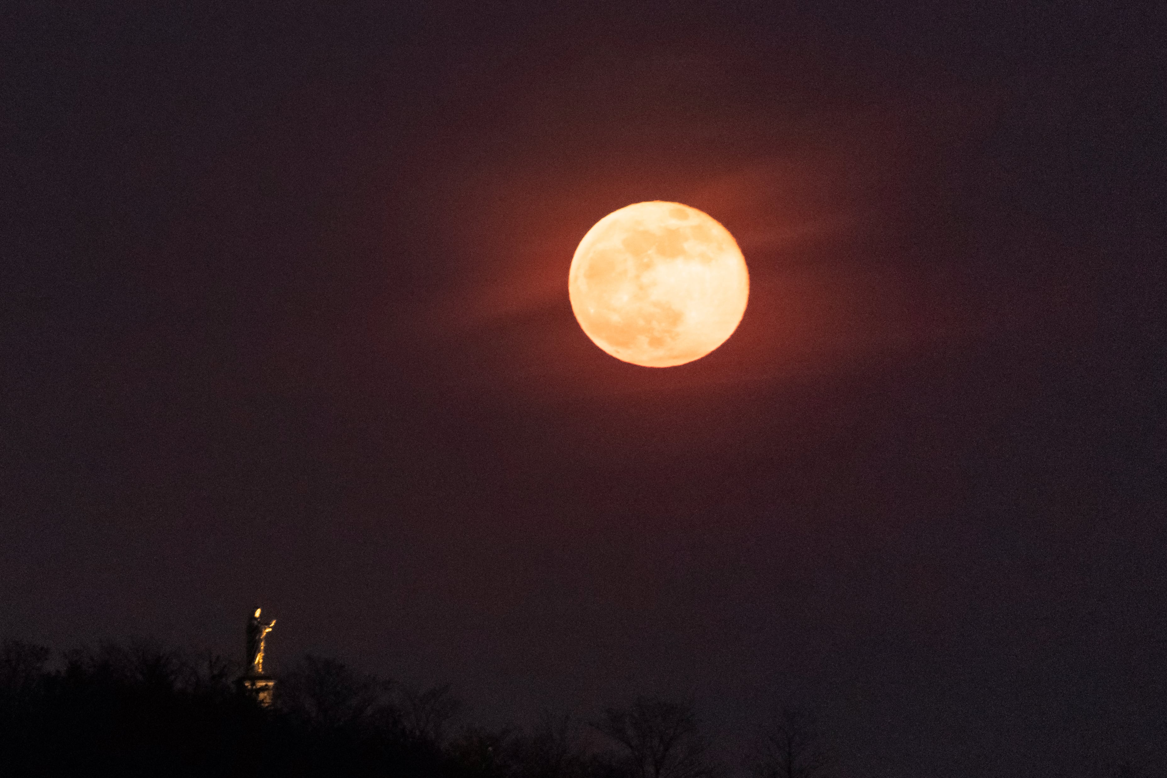 La 'Luna Rosa' marcará una de las fases lunares más importantes del año.