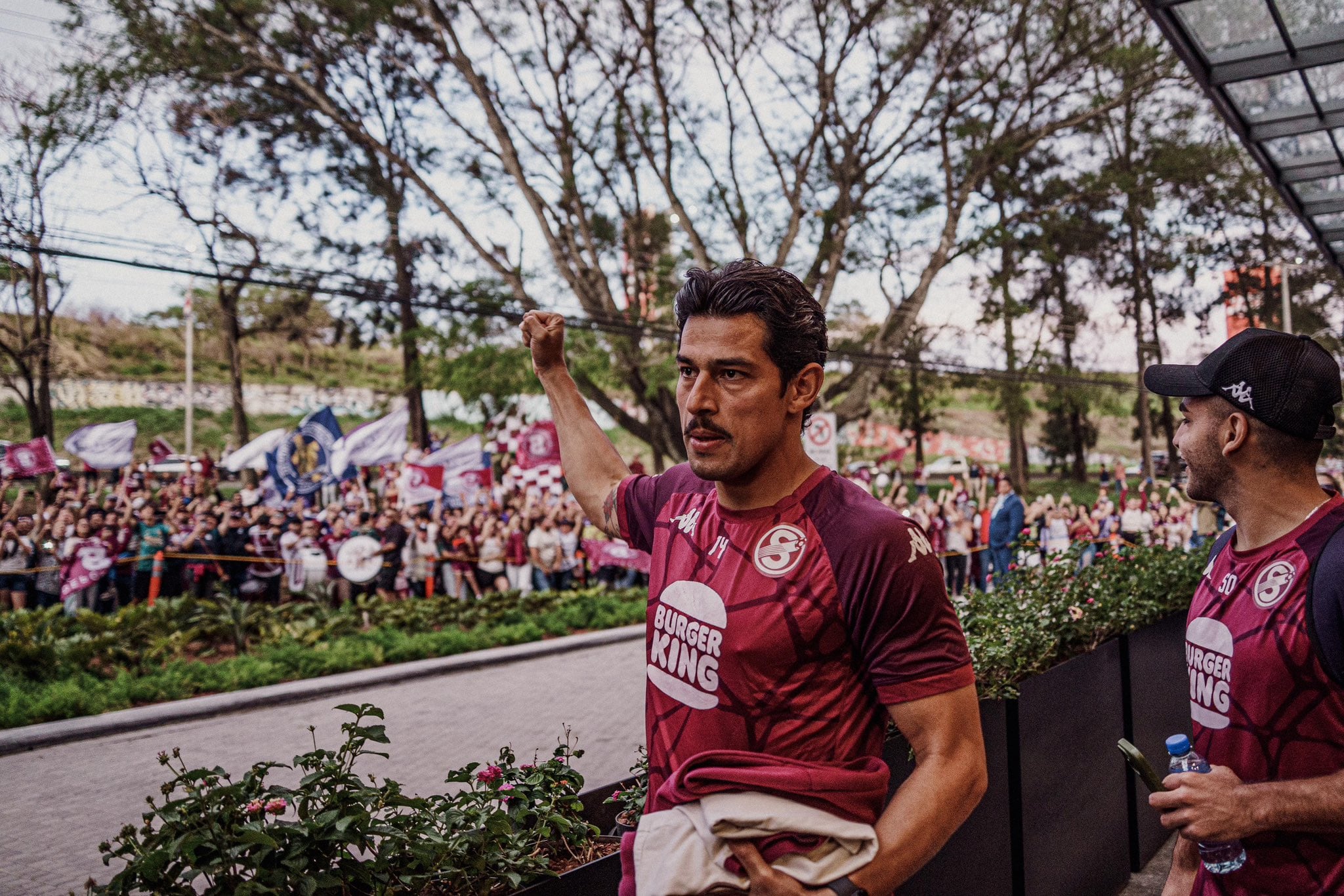 Ariel Rodríguez sintió una emoción especial al ver a la afición de Saprissa antes de emprender el traslado al Estadio Carlos Alvarado.