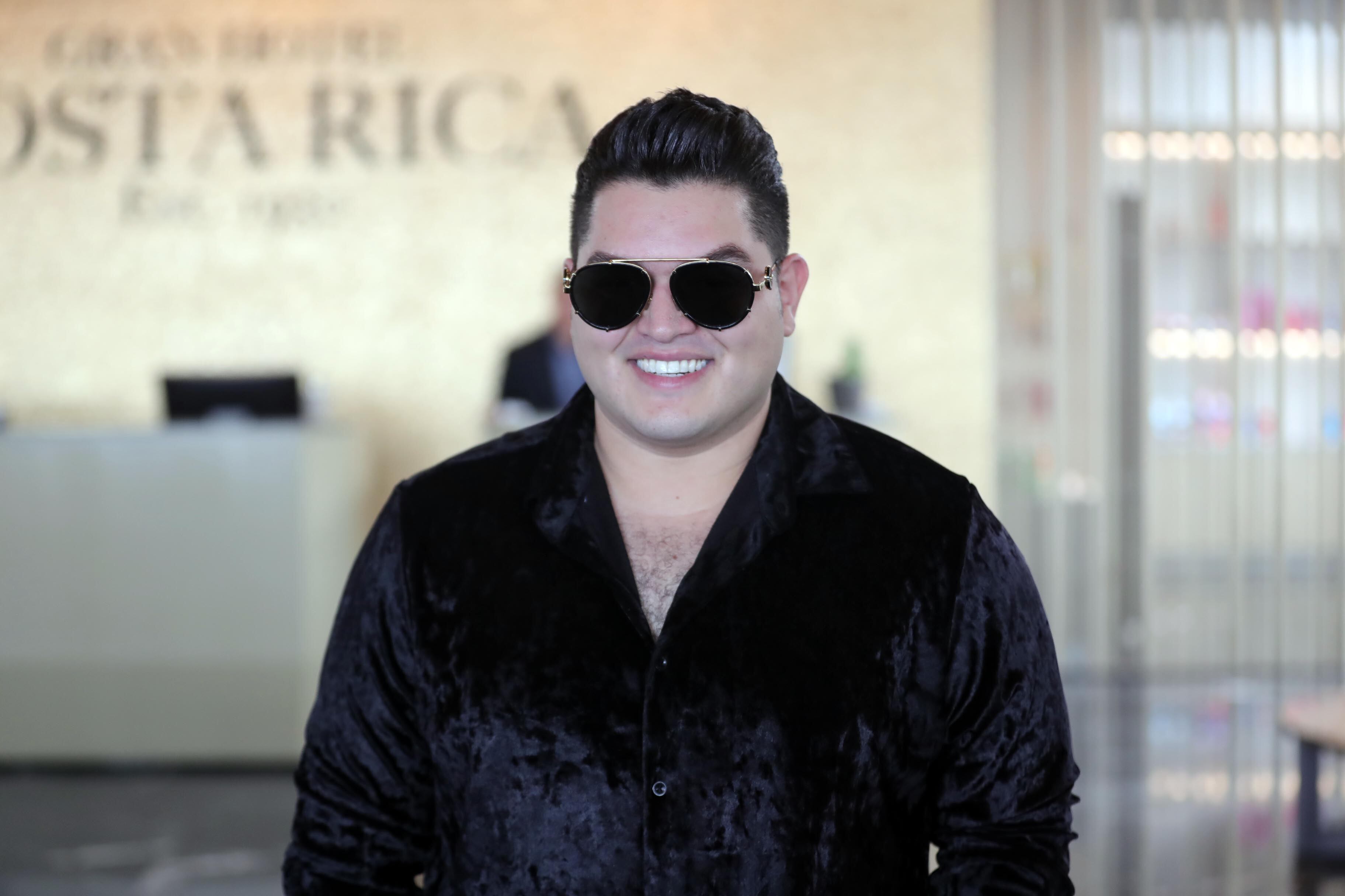 Foto del cantante costarricense Jorge Chicas en primer plano. Usa lentes de sol y camisa negra.