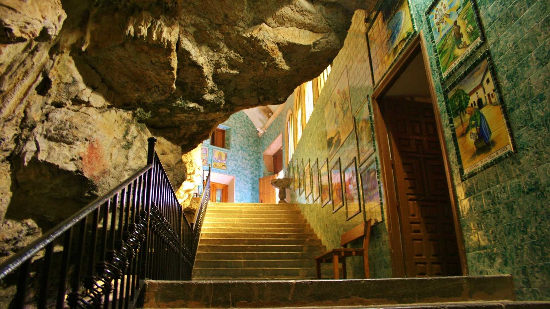 Imagen del interior de la iglesia de la Cueva Santa en España.