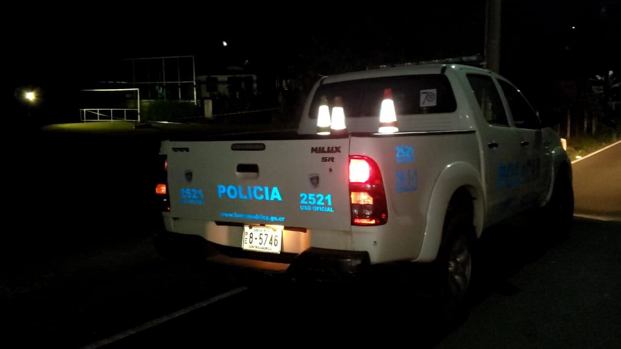 Cerca de la medianoche del sábado, el OIJ realizó el levantamiento del cuerpo. Foto. Edgar Chinchilla.