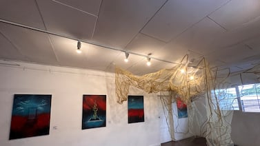 Exposición en barrio Escalante explora la memoria y el tiempo con pintura y arte textil: Conózcala aquí