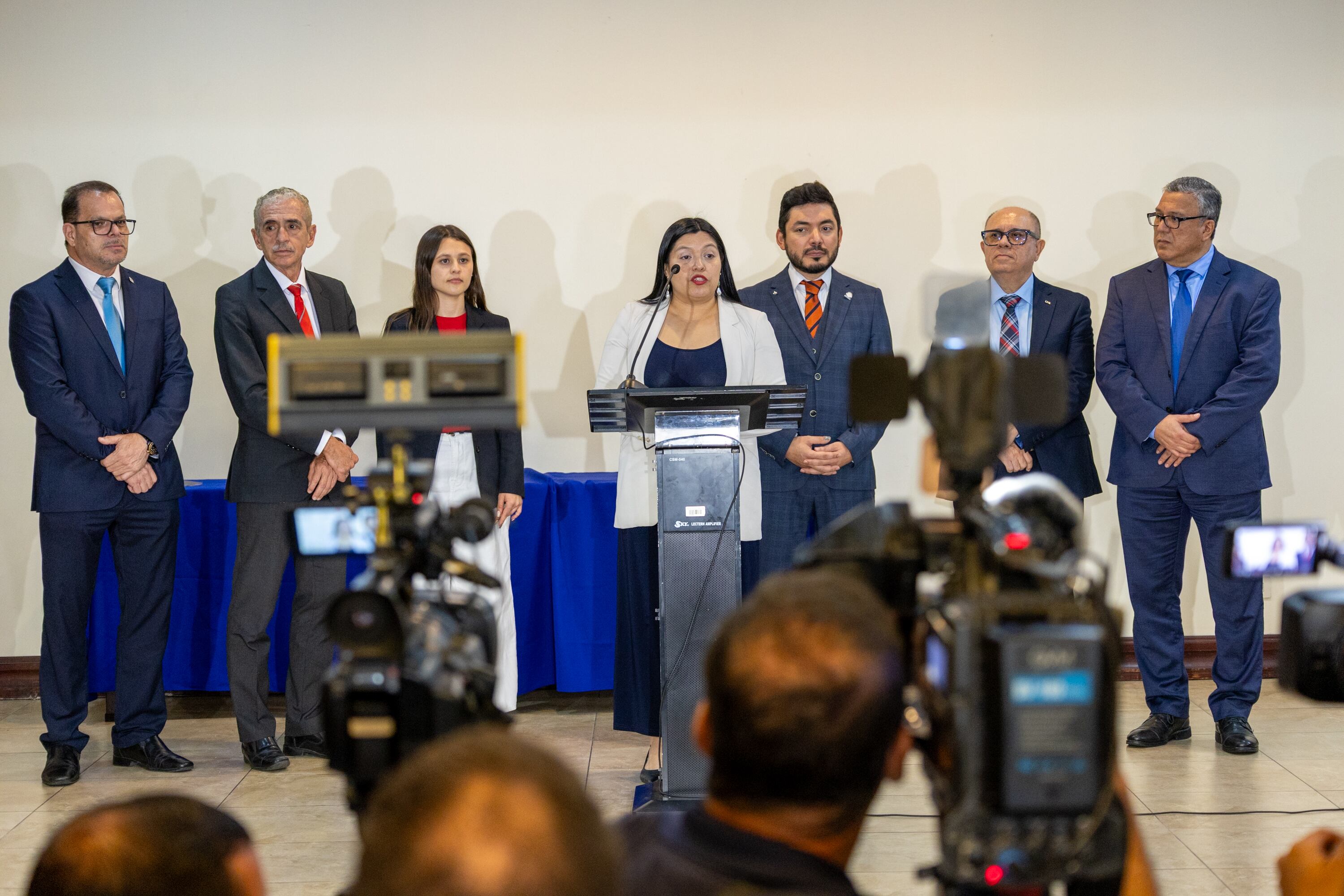 27/05/2025, San José, MICIT, Primera reunión del FEES 2026, por parte del gobierno se presentaron Leonardo Sánchez Hernández, ministro de Educación Pública,
Marta Esquivel Rodriguez, ministra de Planificación Nacional y Política Económica;
Nogui Acosta Jaén, ministro de Hacienda;
Paula Bogantes Zamora, ministra de Ciencia, Innovación, Tecnología y
Telecomunicaciones. Por parte de las Universidades María Estrada Sánchez, presidenta del Consejo Nacional de Rectores (CONARE) y
rectora del Tecnológico de Costa Rica (TEC);
Carlos Araya Leandro, rector de la Universidad de Costa Rica (UCR);
Francisco González Alvarado, rector de la Universidad Nacional (UNA);
Rodrigo Arias Camacho, rector de la Universidad Estatal a Distancia (UNED);
William Rojas Meléndez, rector de la Universidad Técnica Nacional (UTN).
Raquel Loría Quesada, representación estudiantil, actual presidenta de la
Federación de Estudiantes de la UNA (FEUNA).