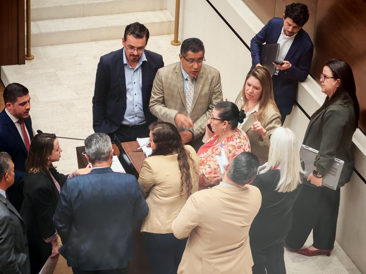 Jefes de fracción negocian en plenario legislativo