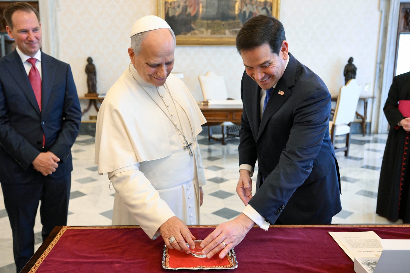 Marco Rubio, secretario de Estado de Estados Unidos, está en el Vaticano para aliviar tensiones con el papa León XIV: ‘Hay mucho de qué hablar’