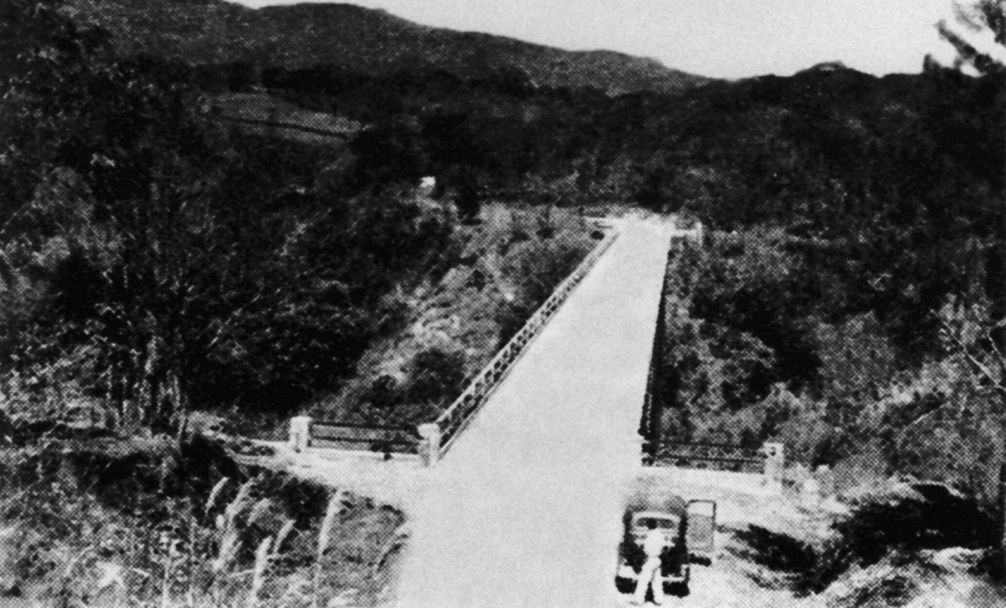 El Puente de Los Anonos en 1937, visto hacia el suroeste desde la rivera derecha del río Tiribí, en San José. Fotografía de autor no identificado.