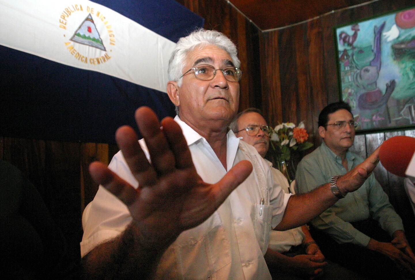MAN02 MANAGUA (NICARAGUA) 30/04/04 .- El legendario "Comandante Cero", Edén Pastora, anunció hoy, viernes 30 de abril en Managua, el nacimiento del movimiento "Por Nicaragua otra vez", destinado a luchar contra la corrupción causa por la que los nicaragüenses sufren "la más cruel de las miserias", según sus palabras. Edén Pastora es un disidente del partido de oposición Frente Sandinista y fue el líder militar de la toma del Palacio Nacional el 22 de agosto de 1978, donde tomaron como rehén al parlamento nacional de la época, acelerando la caída al poder del dictador Anastasio Somoza García. EFE/Oscar Navarrete.