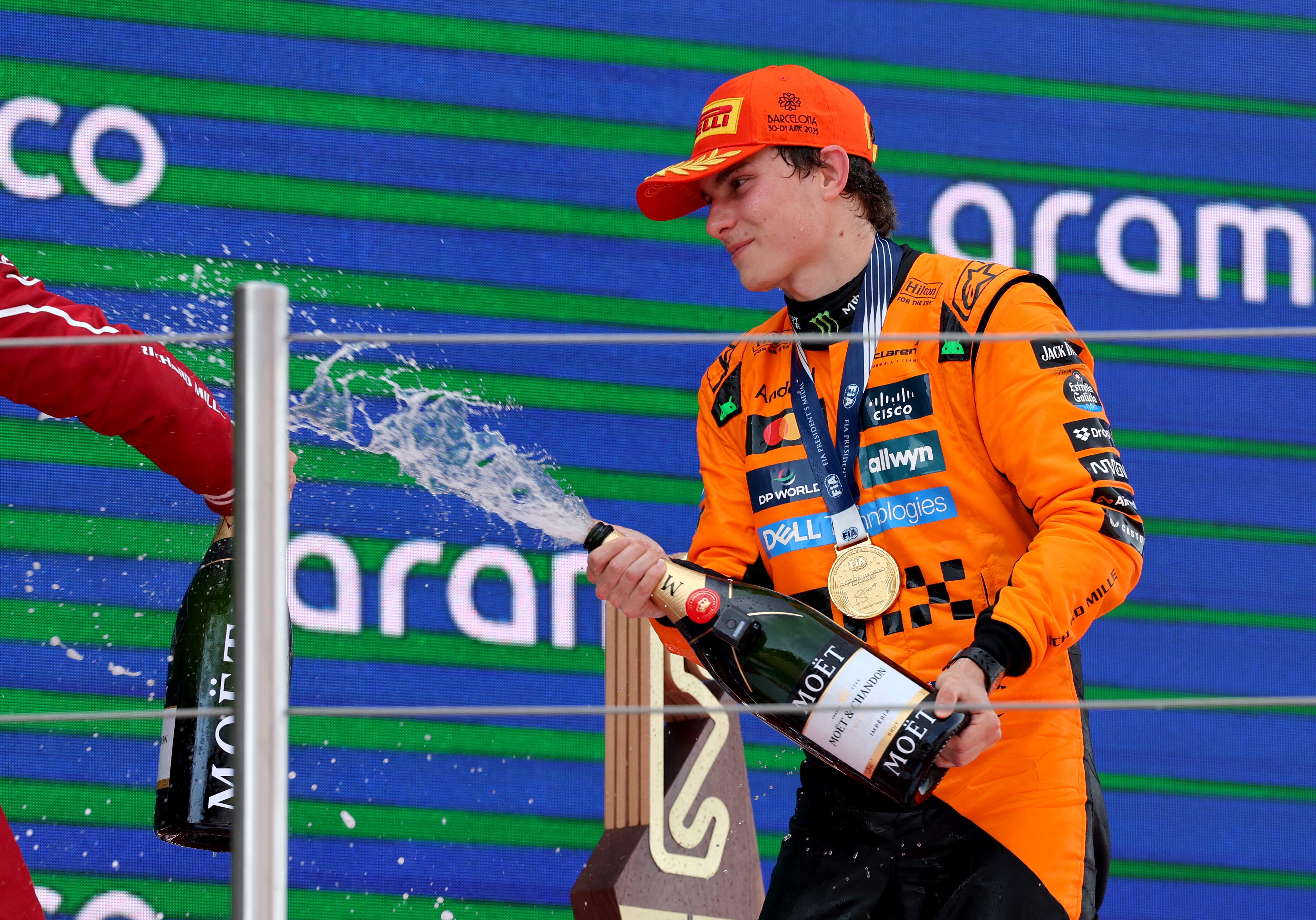 El piloto australiano de McLaren Oscar Piastri celebra tras su victoria en el Gran Premio de Barcelona de la F1.