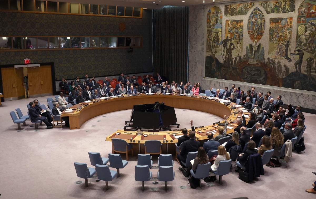 Miembros del Consejo de Seguridad de las Naciones Unidas votan una resolución que pide el desbloqueo del estrecho de Ormuz, durante una reunión del Consejo de Seguridad de la ONU sobre Irán y Medio Oriente en la sede de la ONU en Nueva York el 7 de abril de 2026.