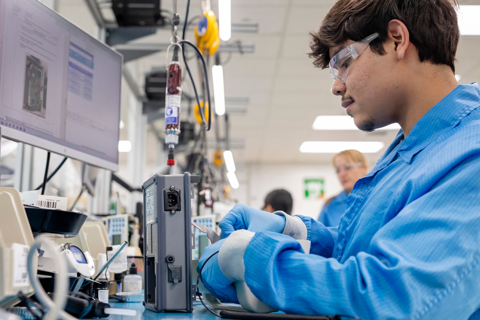 El programa ofrece capacitación para personas desempleadas interesadas en trabajar en la industria de dispositivos médicos.