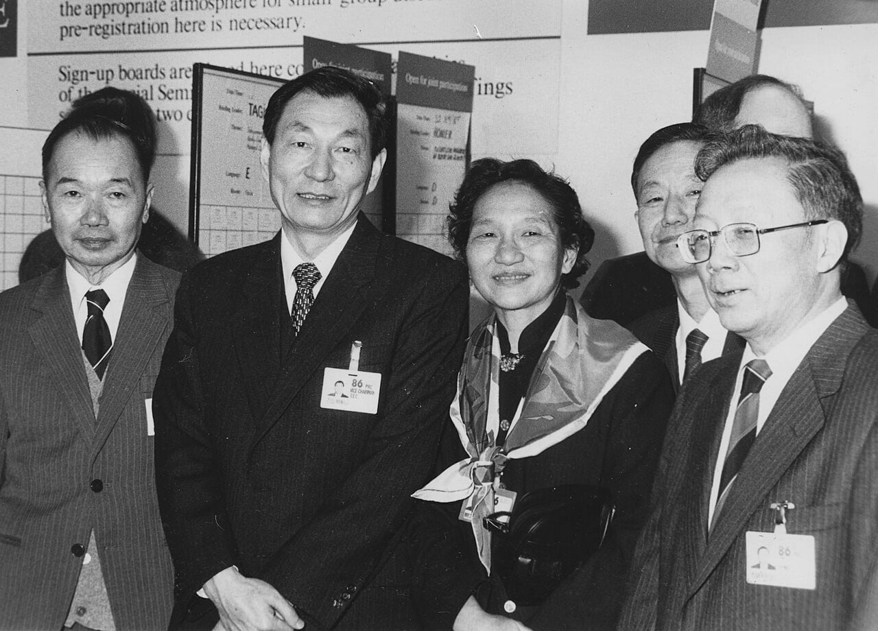 Zhu Rongji (2do. izq.), vicepresidente de la Comisión Estatal de Economía de China y futuro primer ministro (1998-2003), encabeza la delegación china en el Simposio Europeo de Gestión, antecesor del Foro Económico Mundial, en Davos, en 1986.