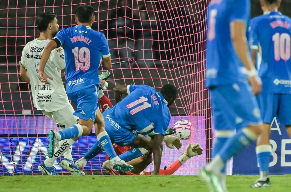 Christian Ebere (11) de Cruz Azul marcó el gol con que su club empató 3 a 3 contra Pumas.