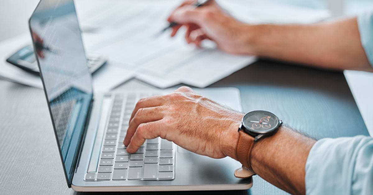 En la imagen alguien usando una computadora