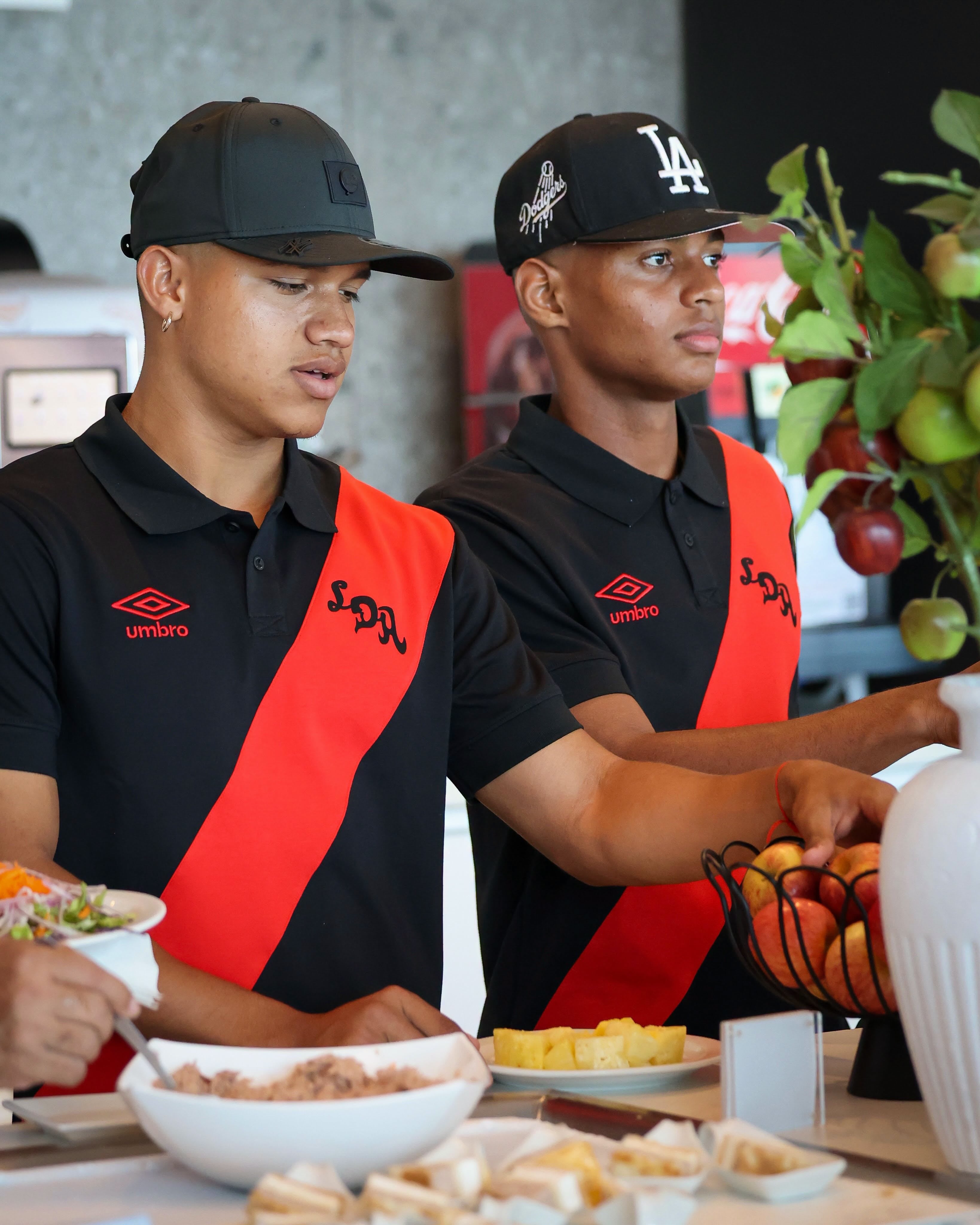 Yerlan Sosa y Kian McDonald son dos de los jugadores jóvenes que Liga Deportiva Alajuelense llevó a El Salvador.