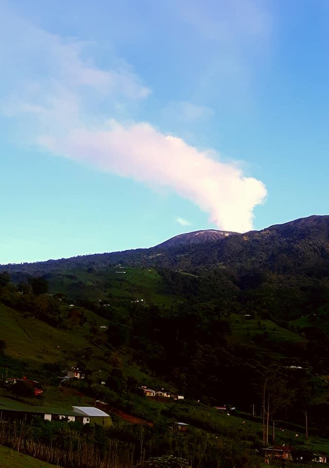 Desde San Antonio de Santa Cruz, Turrialba, a las 5:58 a. m. del domingo persistía una efusiva emanación de gas en la cima del coloso. Foto: cortesía Ellieth Romero A.