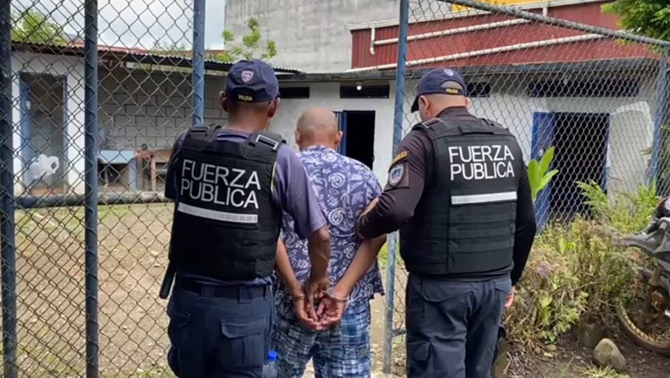 Oficiales de Fuerza Pública detuvieron a Valle, conocido con el alias de Pajarito, en el parque de Upala. Fotografía: