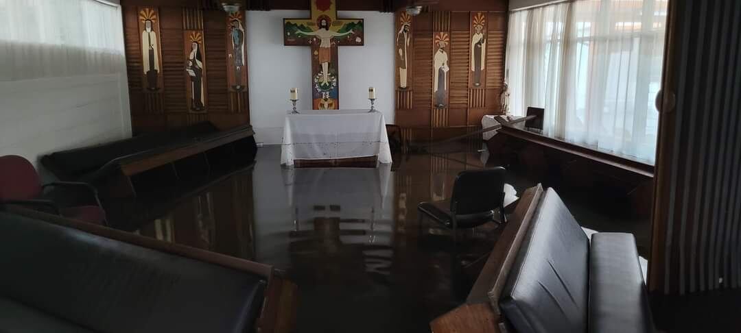 En la iglesia de Fátima y en el convento de Los Yoses, San José, las bancas flotaban cerca del crucifijo. Foto: Cortesía.