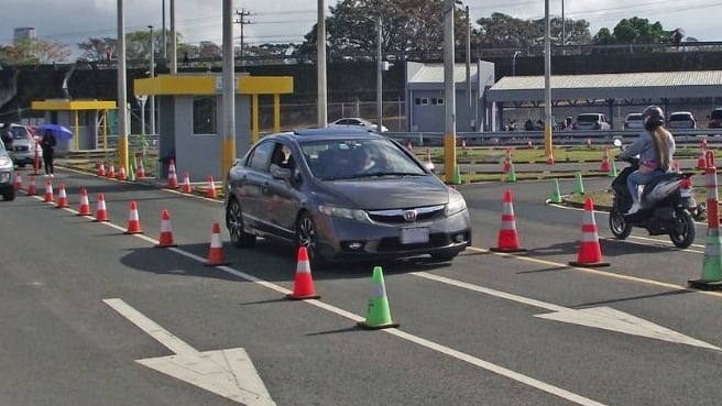 La prueba práctica de manejo es el último escalón antes de conseguir la licencia de conducir. El MOPT brindará ese servicio de manera ampliada en los sábados de enero. Fotografía: MOPT.