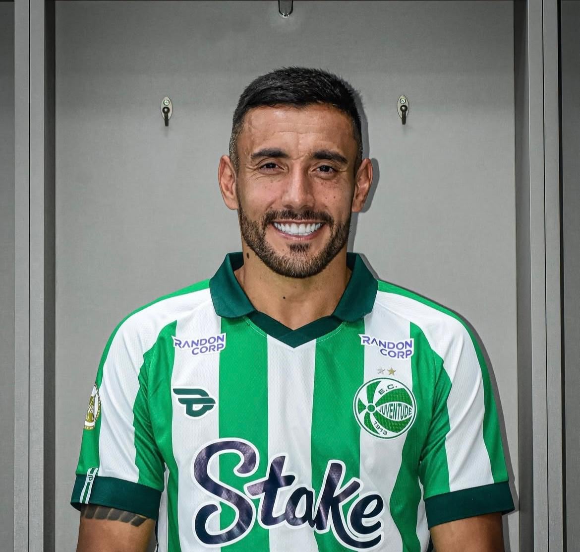 Alan Ruschel es el único sobreviviente que pudo seguir jugando fútbol; aquí con el uniforme de su equipo, el Juventude.