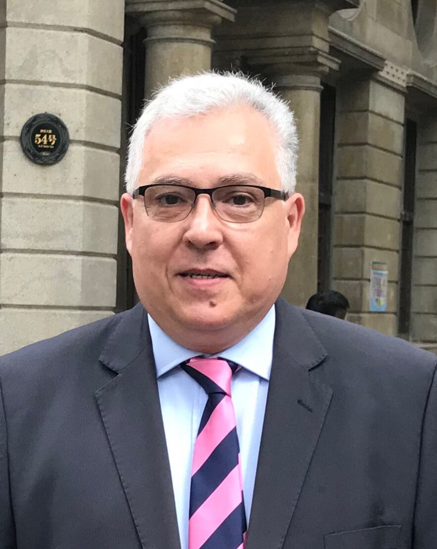 Eduardo Daniel Oviedo es investigador principal del Consejo Nacional de Investigaciones
Científicas y Técnicas (CONICET) y profesor titular ordinario de la Universidad Nacional
de Rosario (UNR), Argentina