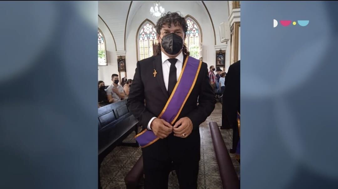 Mauricio Montero participa en las procesiones de Grecia desde que tenía 16 años y aunque no le gusta tener que usar traje y corbata para ser caballero del Santo Sepulcro, sigue la tradición.