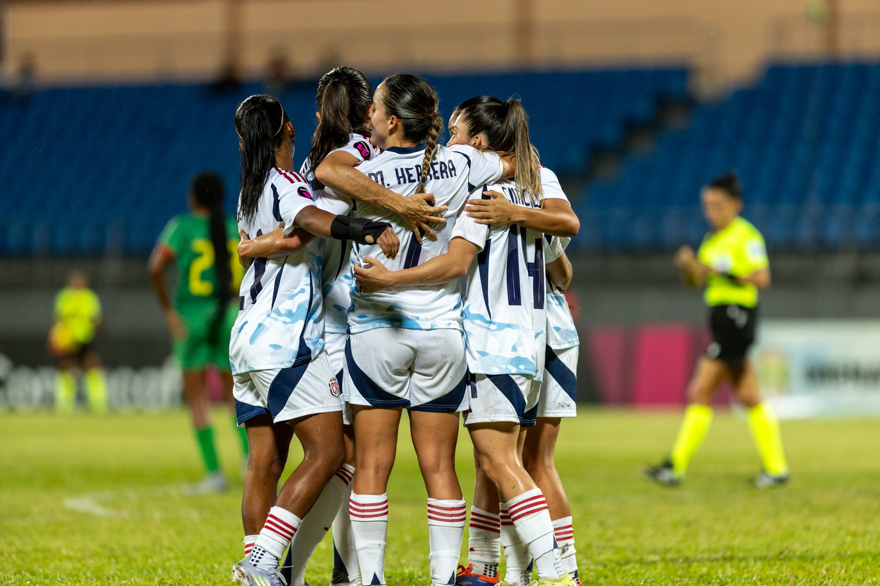 Jugadoras de la Selección de Costa Rica festejan uno de los goles ante Granada.