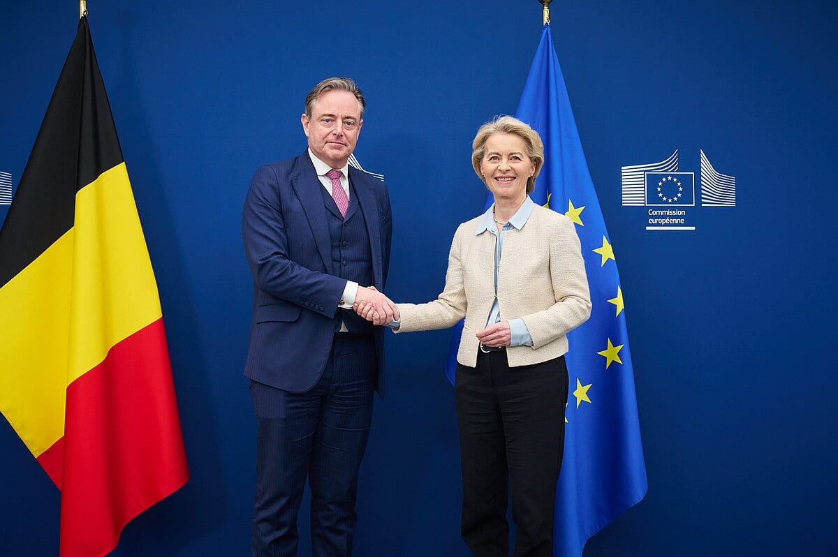 Bart de Wever, primer ministro belga, con la jefa de la Comisión Europea, Ursula von der Leyen, en marzo.