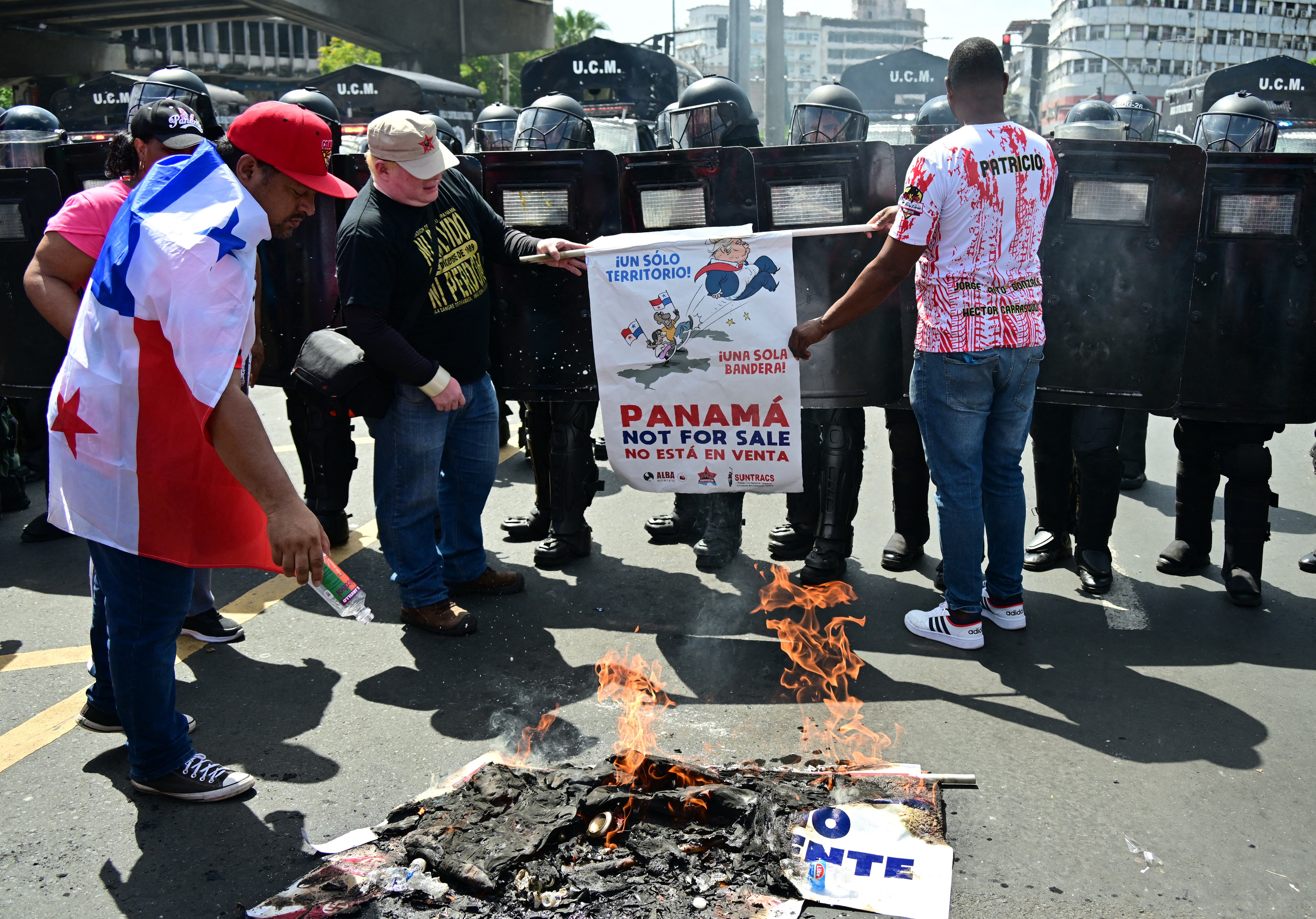 Unas 200 personas protestaron en Ciudad de Panamá contra la visita de Marco Rubio, quemaron banderas de EE. UU. y fueron contenidas por la policía antimotines.